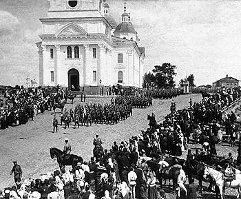 Парад в день празднования святой Анны кашинской. Фото В.Колотильщикова. Нач. 20 в.